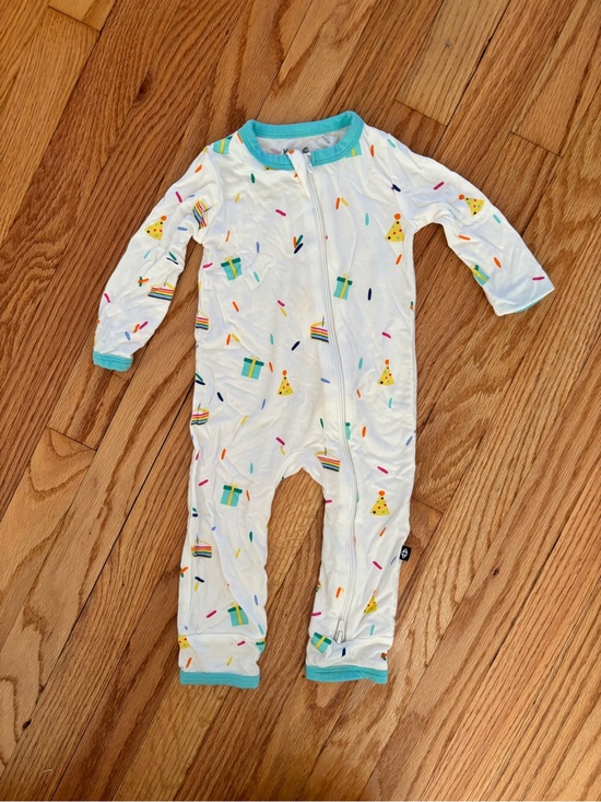 Kyte BABY Other - Kyte BABY White Party Print One-Piece Footie with Teal Trim